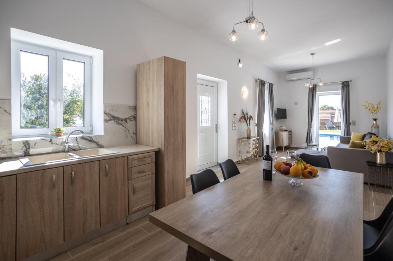 Villa Neonis Spílion Exteriör bild